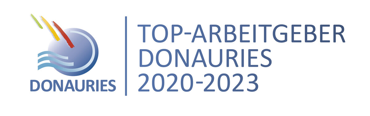 Logo: blauer Kreis mit drei farbigen Strichen oben und drei Wellen links unten; links darunter Schrift DONAURIES; rechts durch Trennlinie separiert der Text: TOP-ARBEITGEBER DONAURIES 2020-2023.