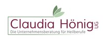 Logo zeigt den Schriftzug "Claudia Hönig UG", darunter klein: "Die Unternehmensberatung für Heilberufe"; dunkelroter Text, grünes dreiblättriges Blattmotiv oben, dünner grüner Rahmen, weißer Hintergrund.
