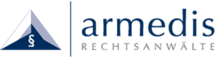 Firmenlogo: blauer Schriftzug „armedis“, darunter „RECHTSANWÄLTE“, links davon ein nach oben zeigendes blaues Dreieck mit weißem §-Symbol; serifenlose Typografie und schlichtes Layout auf hellem Hintergrund.