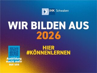 Plakat mit IHK-Schwaben-Logo verkündet Ausbildungsplätze: Text „WIR BILDEN AUS 2026“ und darunter „HIER #KÖNNENLERNEN“; links ein QR-Code-Feld mit Text „GIVE ME FIVE“ und „Ausbildung macht mehr aus uns“ auf blau-violettem Farbverlauf.