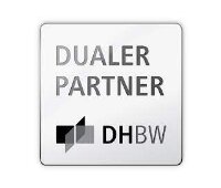 Quadratische Plakette mit DHBW-Logo, zeigt die Aufschrift: "DUALER PARTNER" und darunter "DHBW"; links daneben das DHBW-Signet aus versetzten Quadraten; grauer Verlaufshintergrund, schlichtes Corporate-Design.