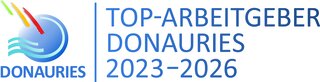 Logo mit Text zeigt links einen blauen Kreis mit drei Wellenlinien und drei farbigen Strichen sowie dem Wort DONAURIES; rechts, getrennt durch eine vertikale Linie, steht: TOP-ARBEITGEBER DONAURIES 2023–2026.