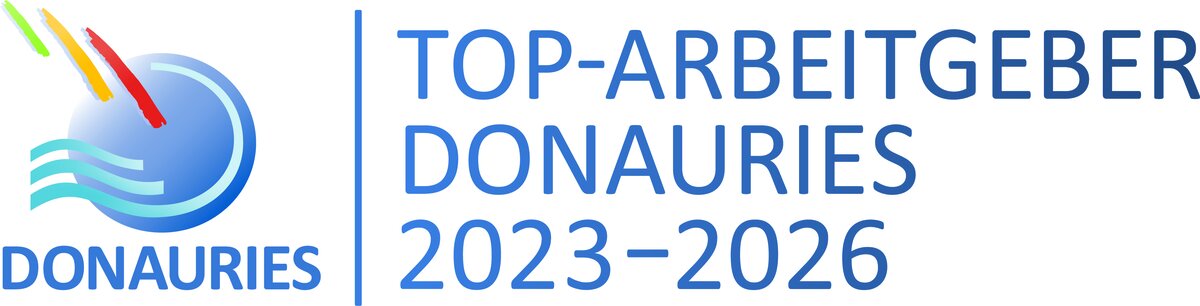 Logo mit Text zeigt links einen blauen Kreis mit drei Wellenlinien und drei farbigen Strichen sowie dem Wort DONAURIES; rechts, getrennt durch eine vertikale Linie, steht: TOP-ARBEITGEBER DONAURIES 2023–2026.