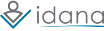 Logo "idana" kombiniert stilisiertes graues Figuren-Symbol über blauem V-Haken links mit grauer Wortmarke rechts, unterlegt von blauem Strich; horizontale Ausrichtung auf transparentem Hintergrund.
