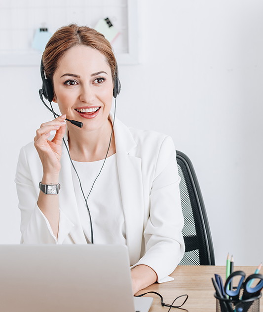 Junge Angestellte mit mit Headset im Gespräch
